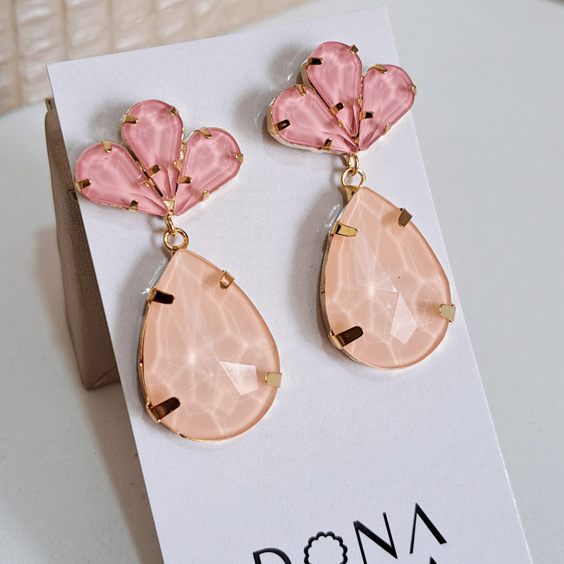 Brinco dourado gotas rosadas