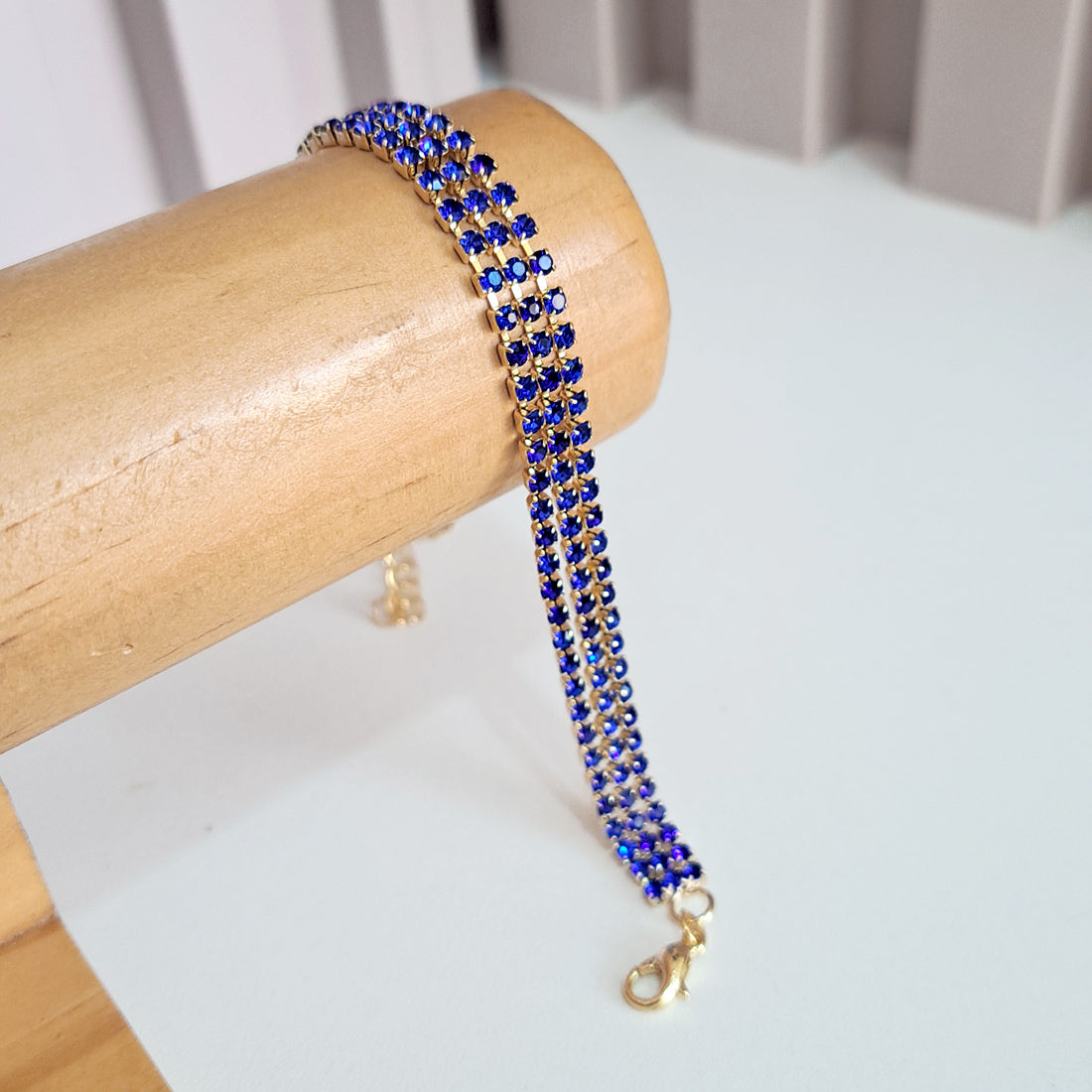 Pulseira dourada tripla strass azul royal