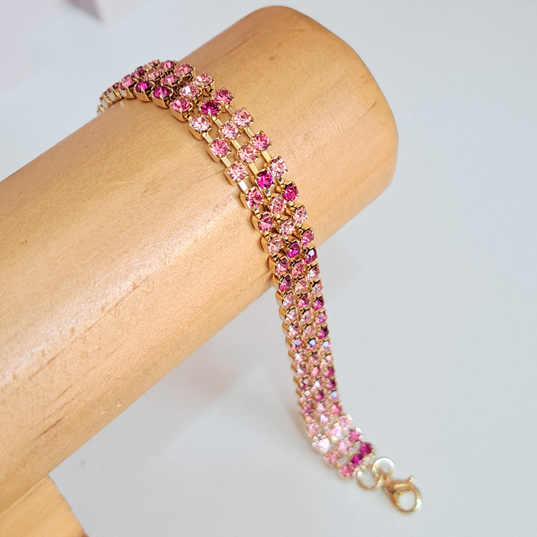 Pulseira dourada tripla strass tons de rosa